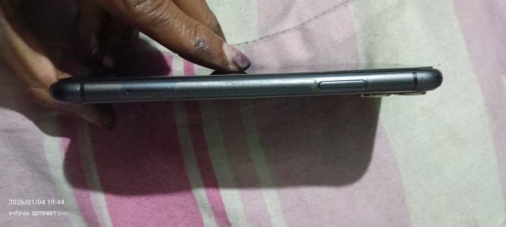 Apple iPhone 11 4