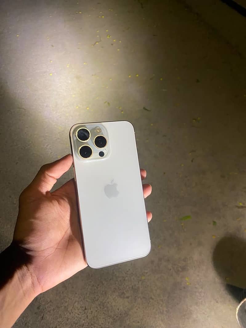 Apple iPhone 15 Pro Max 3