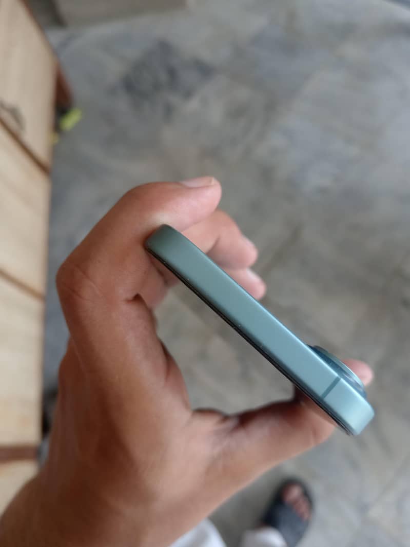 Apple iPhone 16 2