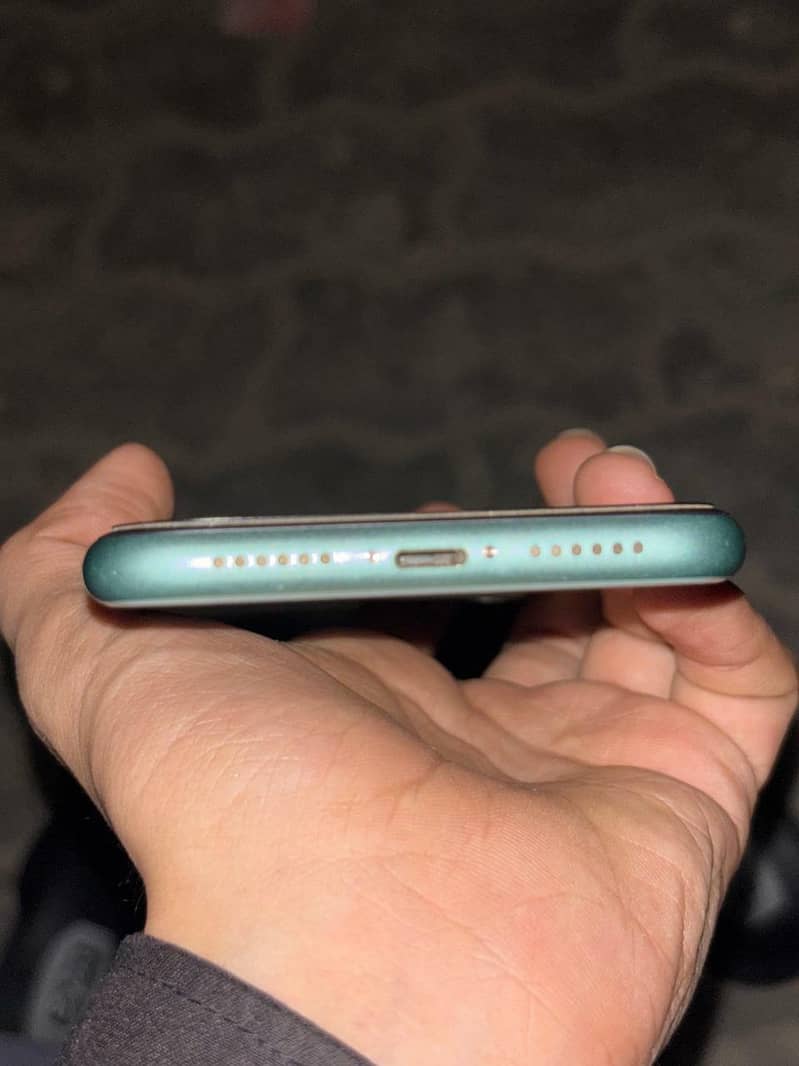 Apple iPhone 11 4