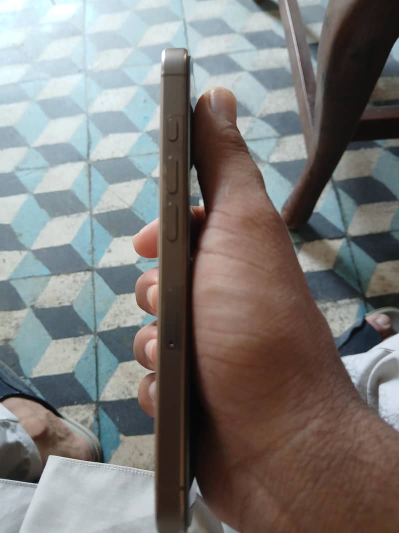 Apple iPhone 16 Pro 1
