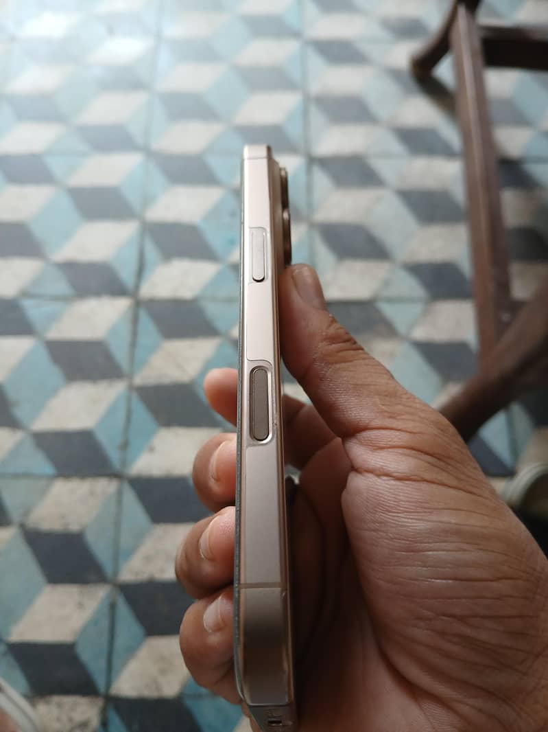 Apple iPhone 16 Pro 3