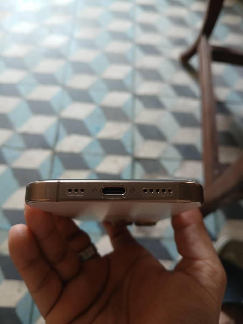 Apple iPhone 16 Pro 4