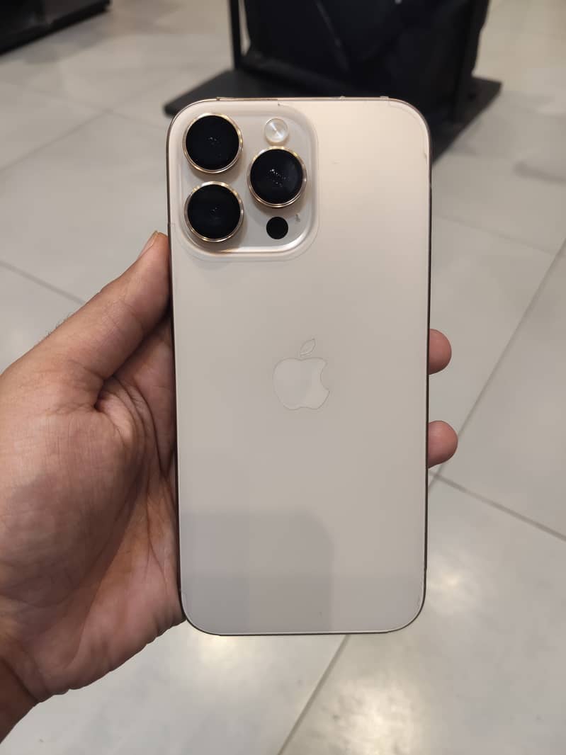 Apple iPhone 16 Pro Max 4