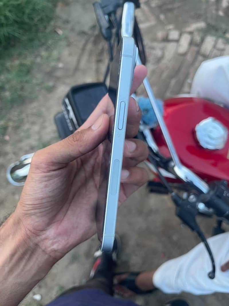 Apple iPhone 15 2