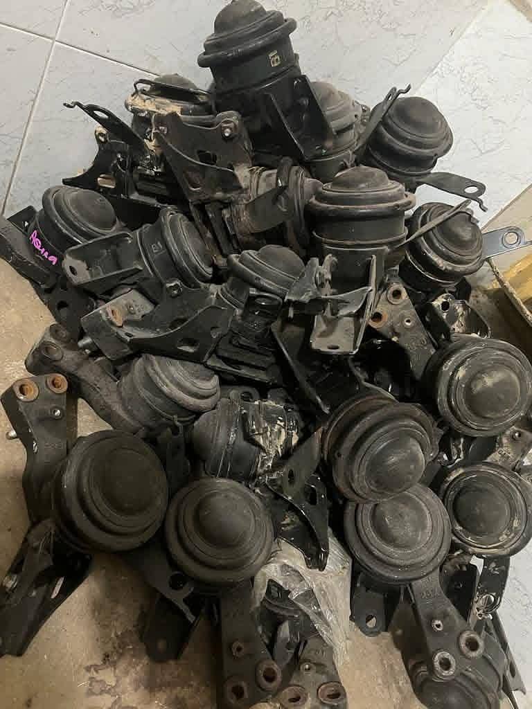 engine mounts 14