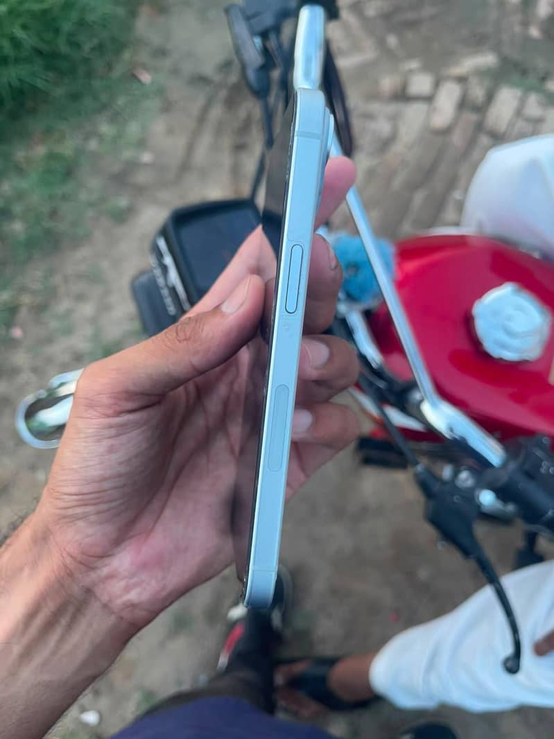 Apple iPhone 15 4