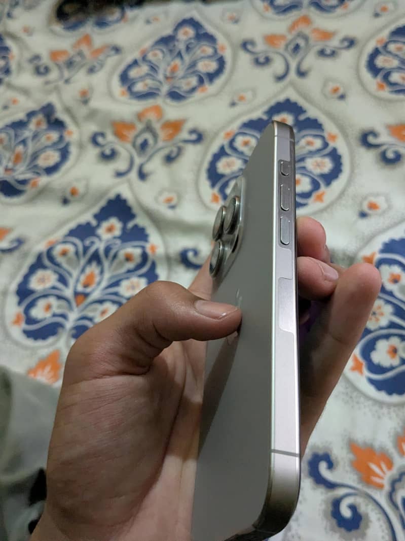 Apple iPhone 15 Pro 2
