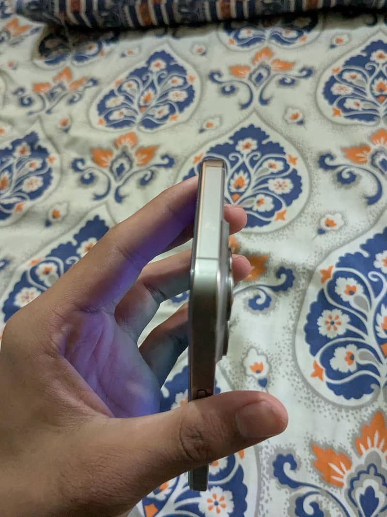 Apple iPhone 15 Pro 3