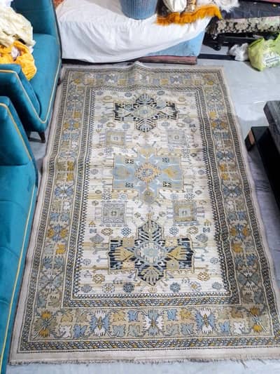 ​Heavy Weight Carpet 5x8 Feet (Good Condition)