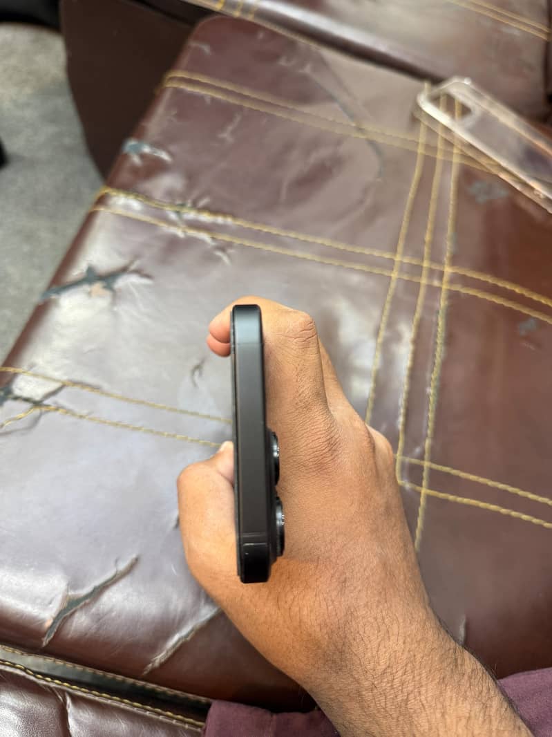 Apple iPhone 16 Pro Max 4