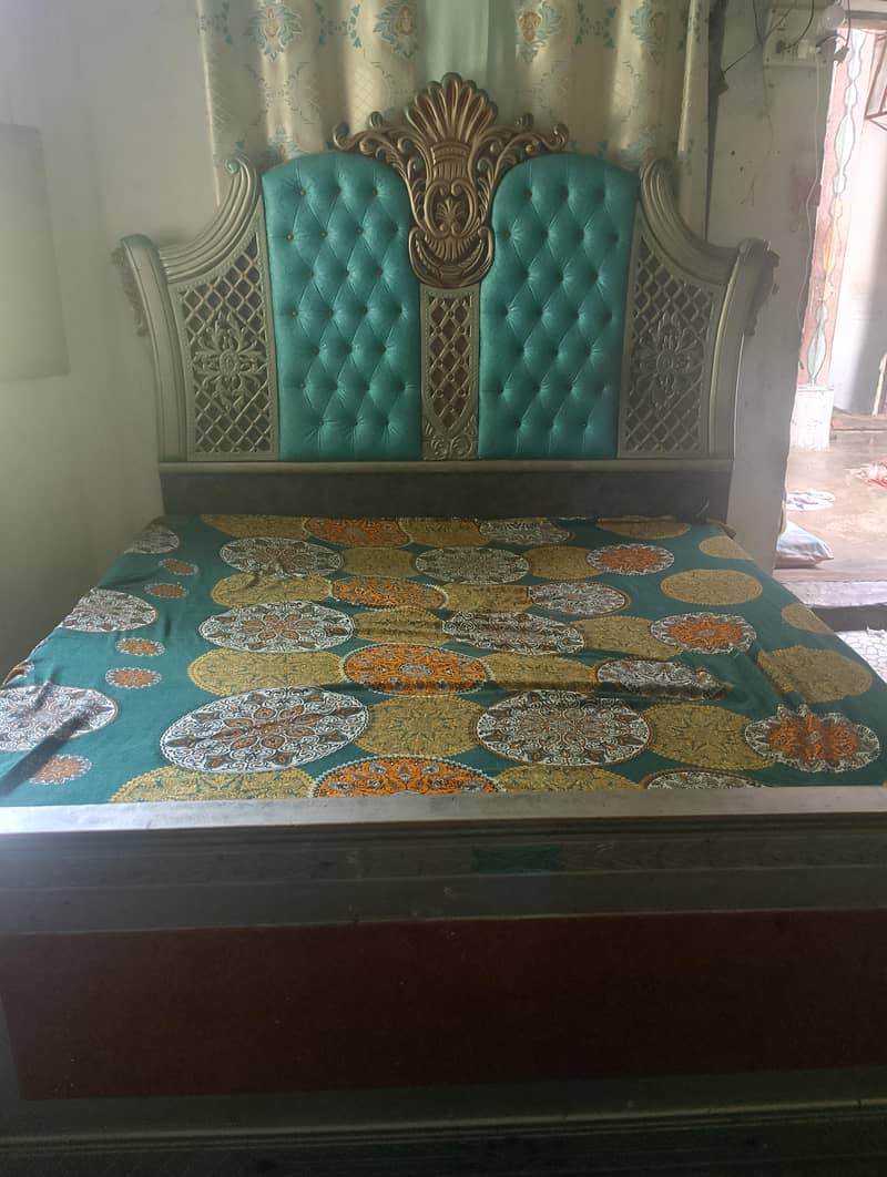 bed with 2side tabels  . 1