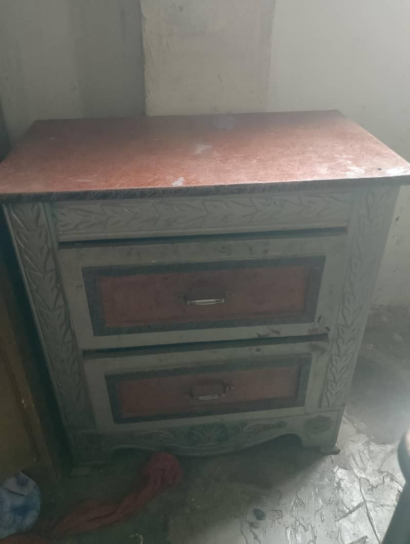 bed with 2side tabels  . 3