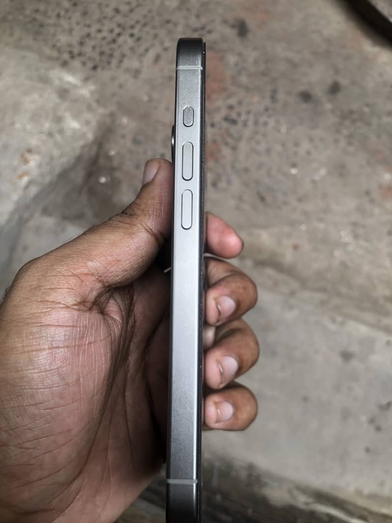Apple iPhone 15 Pro 2