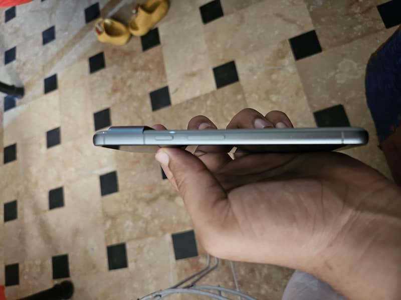 Google Pixel 8 4