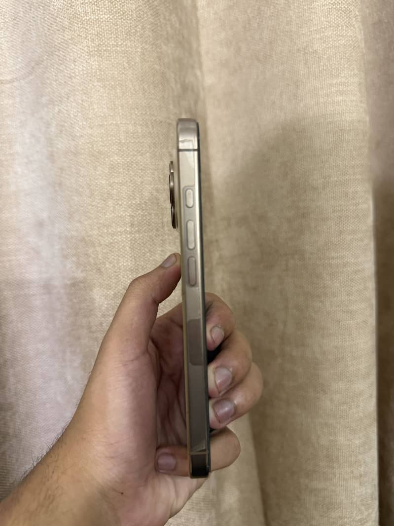 Apple iPhone 16 Pro 1