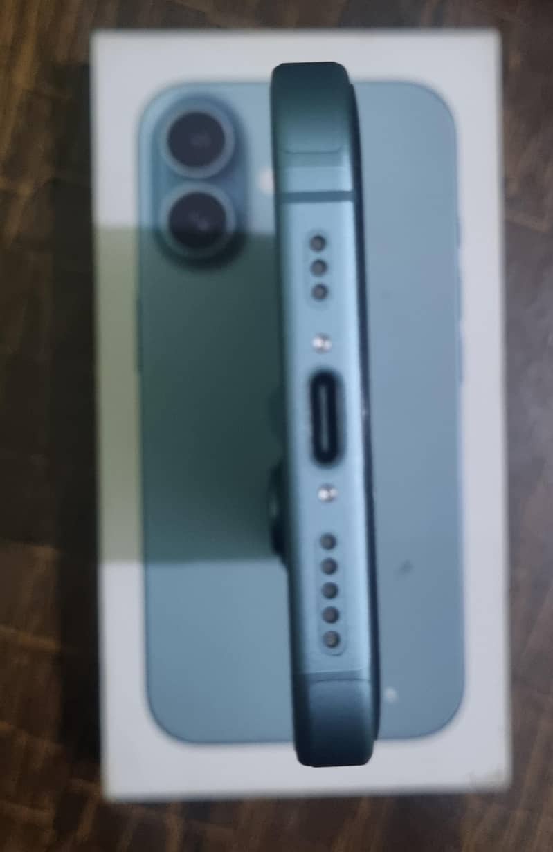 Apple iPhone 16 3