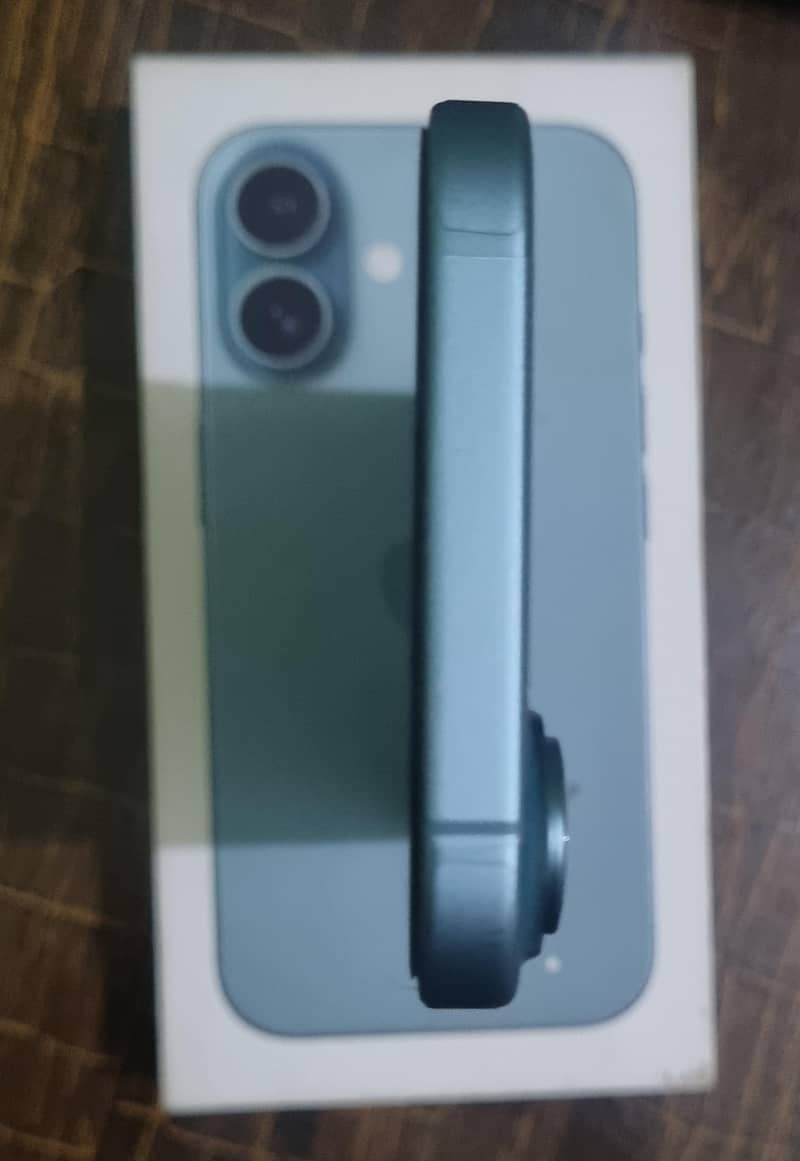 Apple iPhone 16 4
