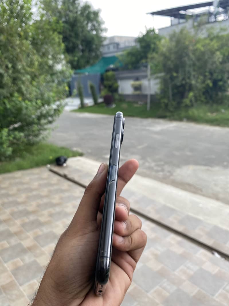 Apple iPhone 11 Pro Max 4