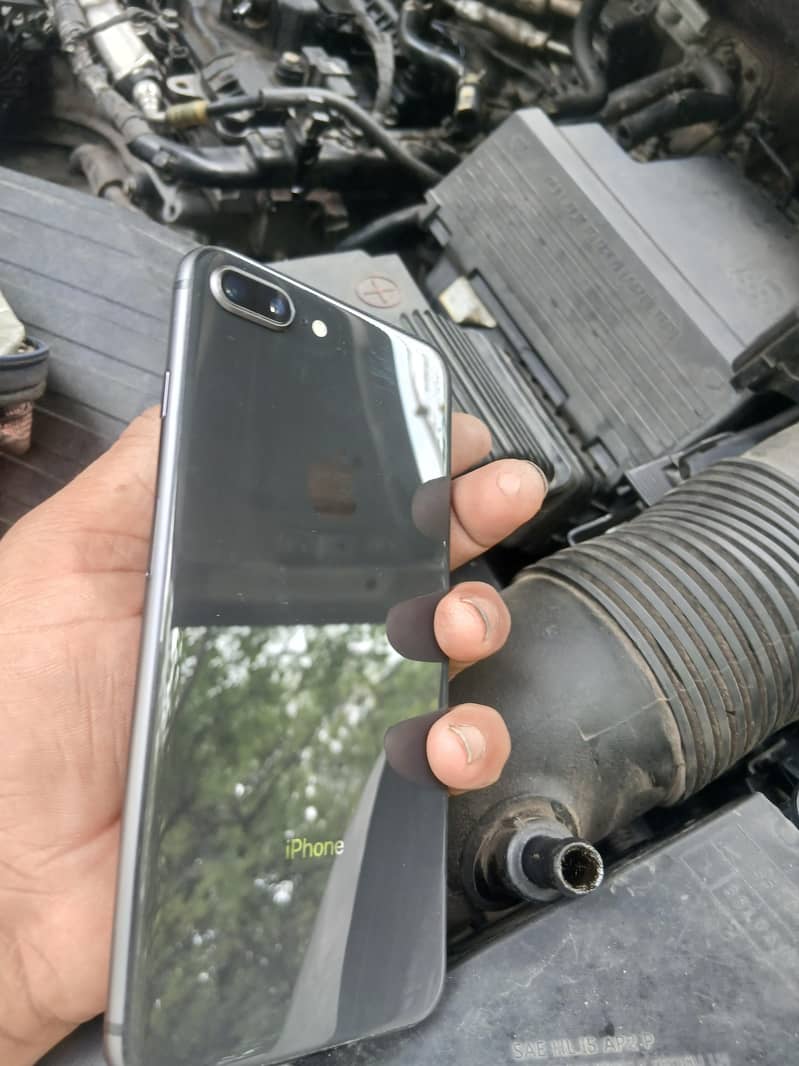 Apple iPhone 8 Plus 4