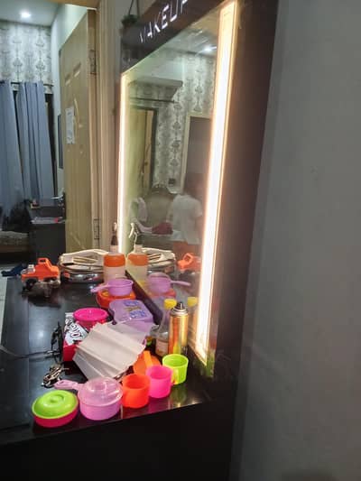 Make up drasing
