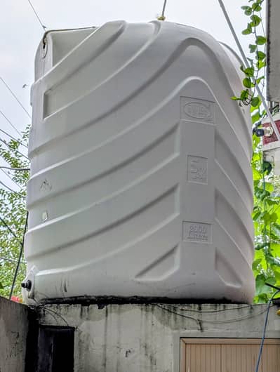 Water Tank Swiss 2000 ltr - slight leak repairable.
