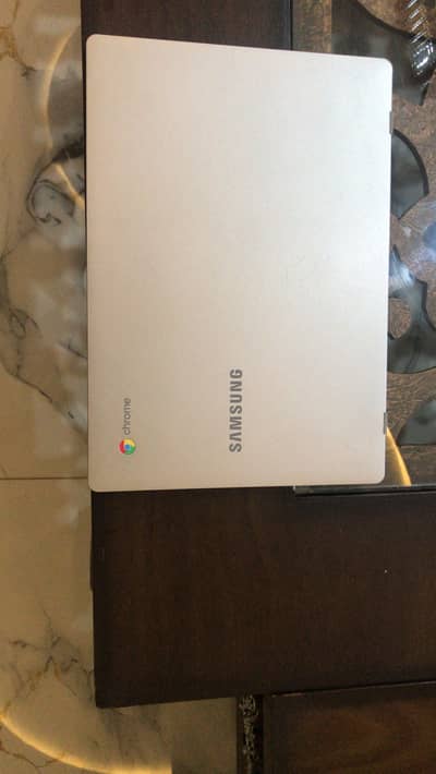 Chrome book 32 gb 10/10 conditions