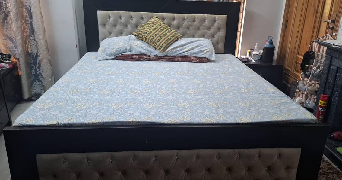 Beds with dressing & side tables 0