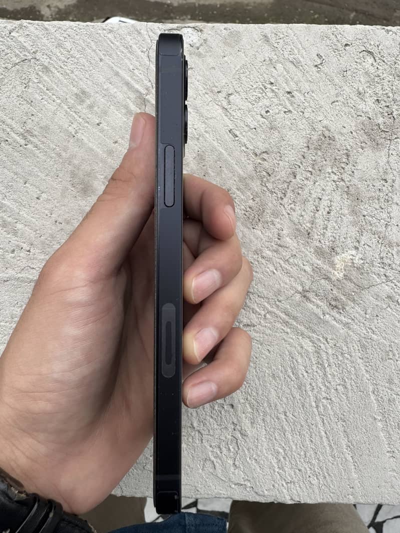 Apple iPhone 12 4