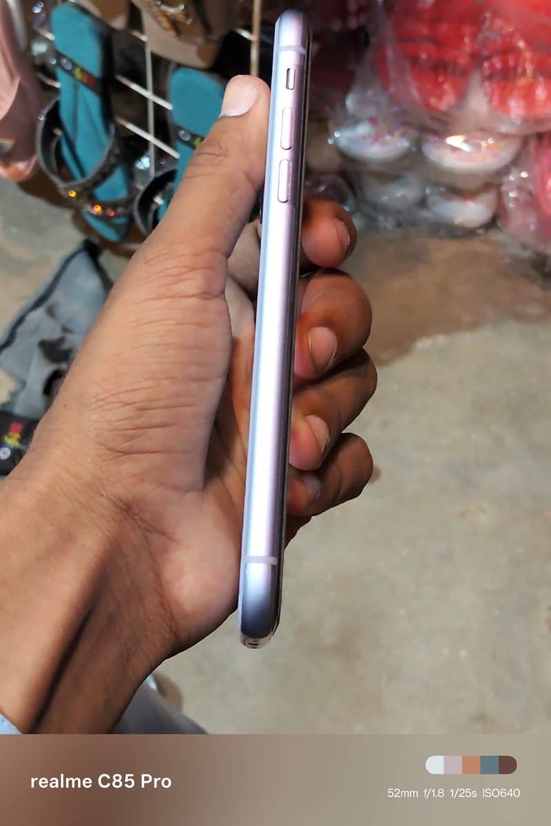 Apple iPhone 11 4