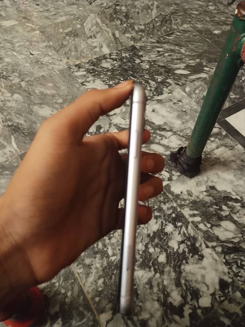 Apple iPhone 11 4