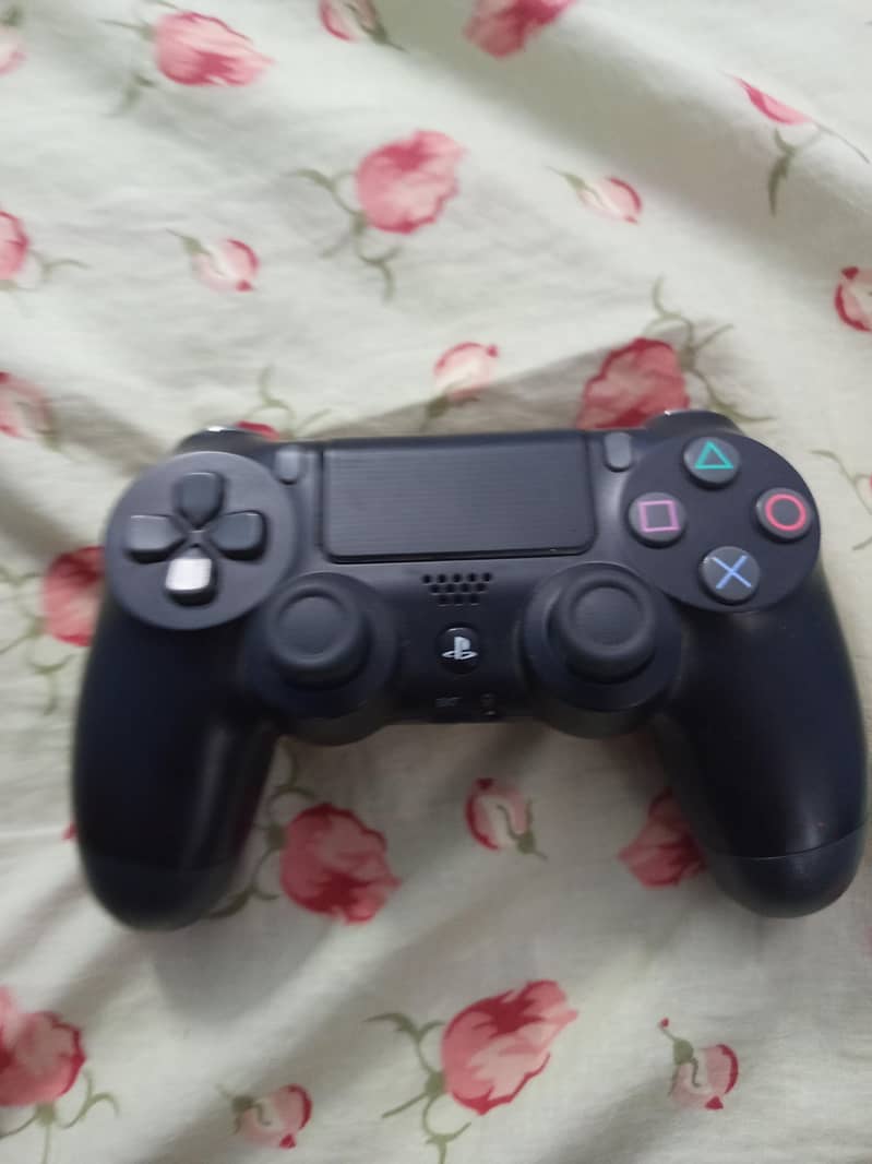 selling new ps4 controller 0