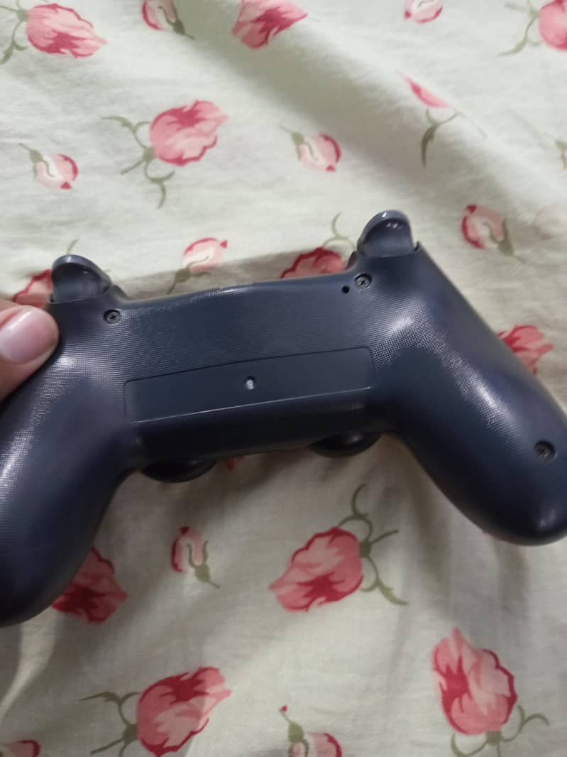 selling new ps4 controller 1