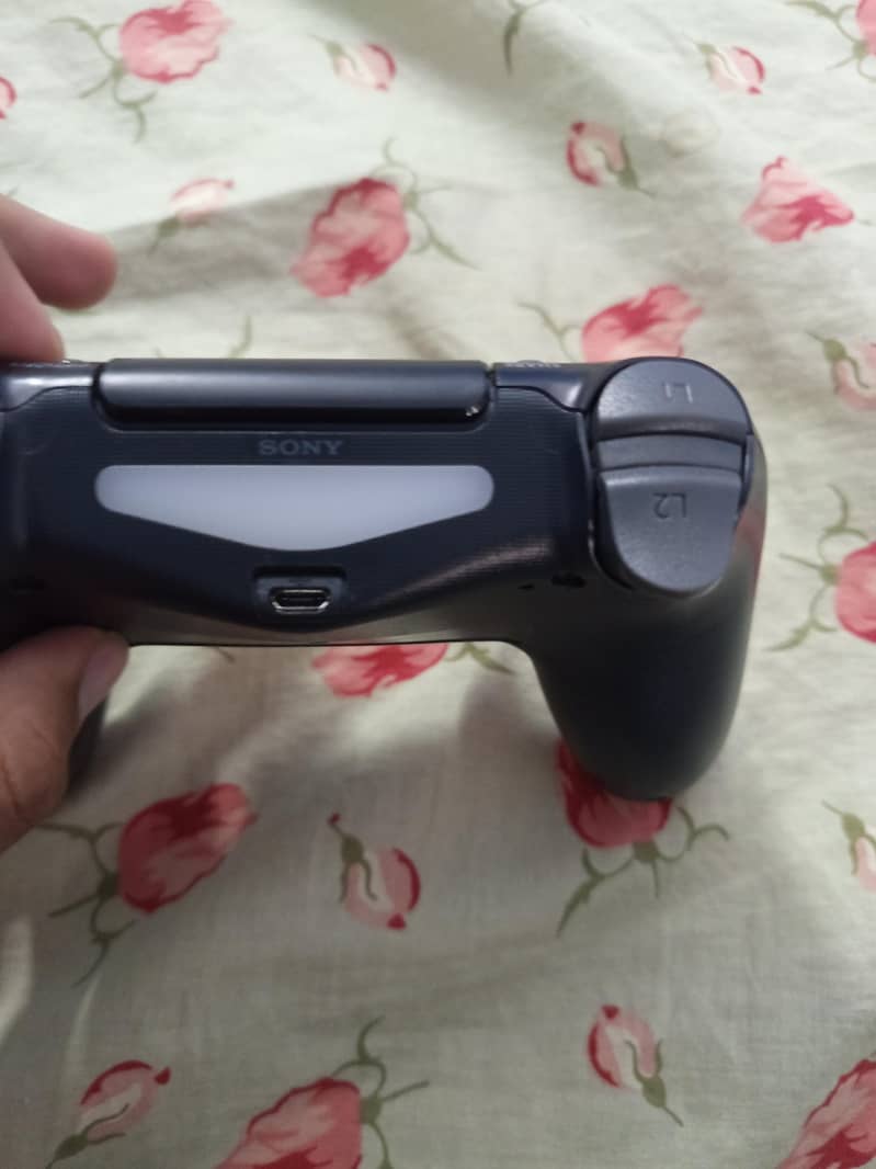 selling new ps4 controller 2