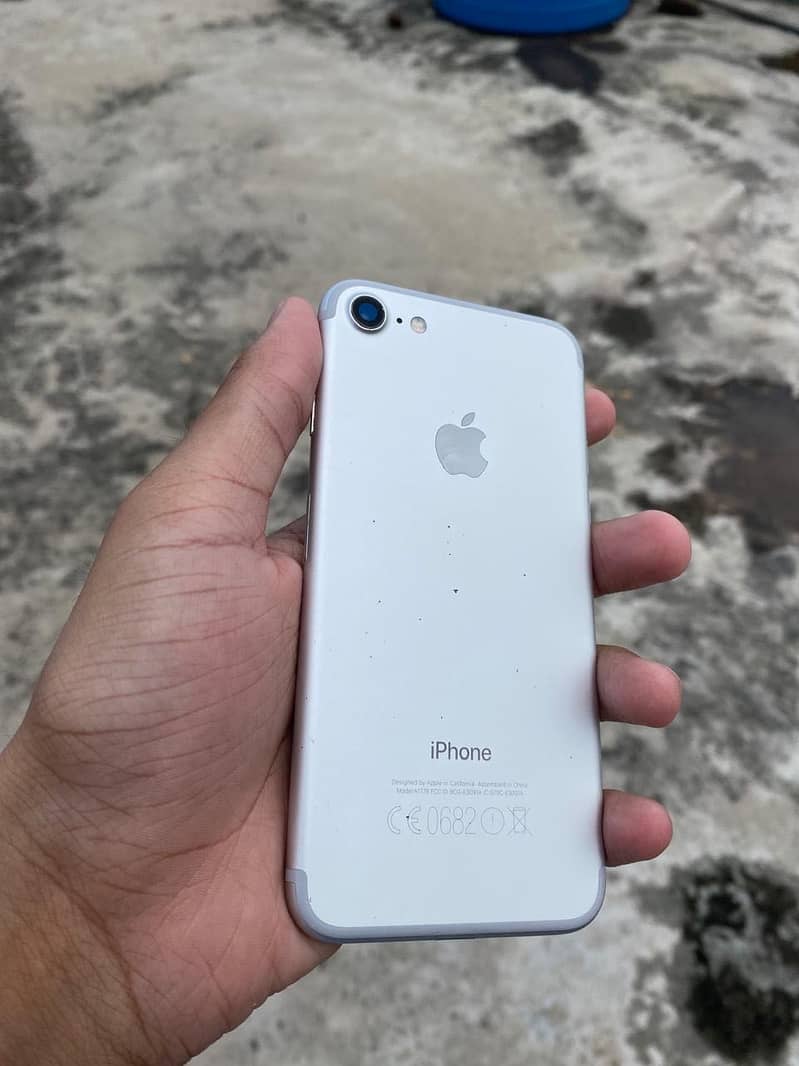 Apple iPhone 7 0