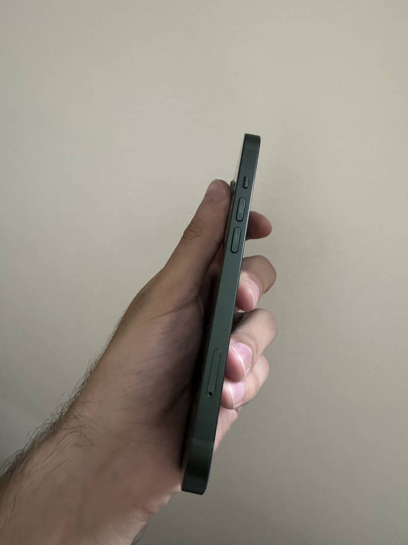 Apple iPhone 13 4