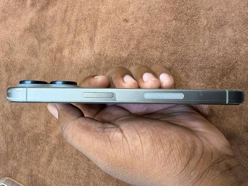Apple iPhone 15 Pro 4