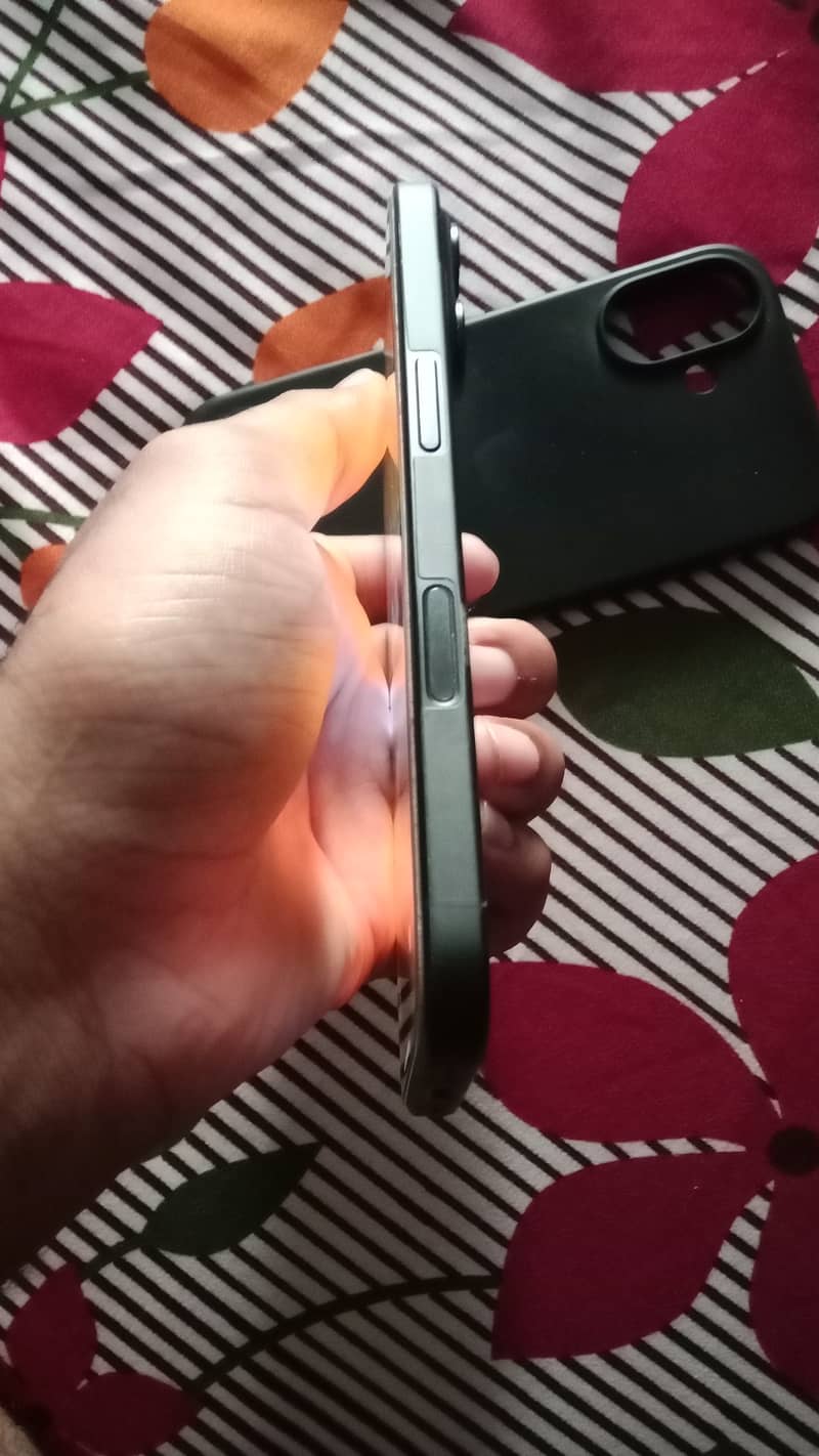 Apple iPhone 16 3