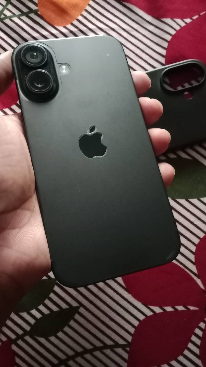 Apple iPhone 16 4