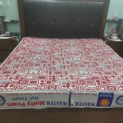 KING SIZE MOLTY FOAM MATTRESS