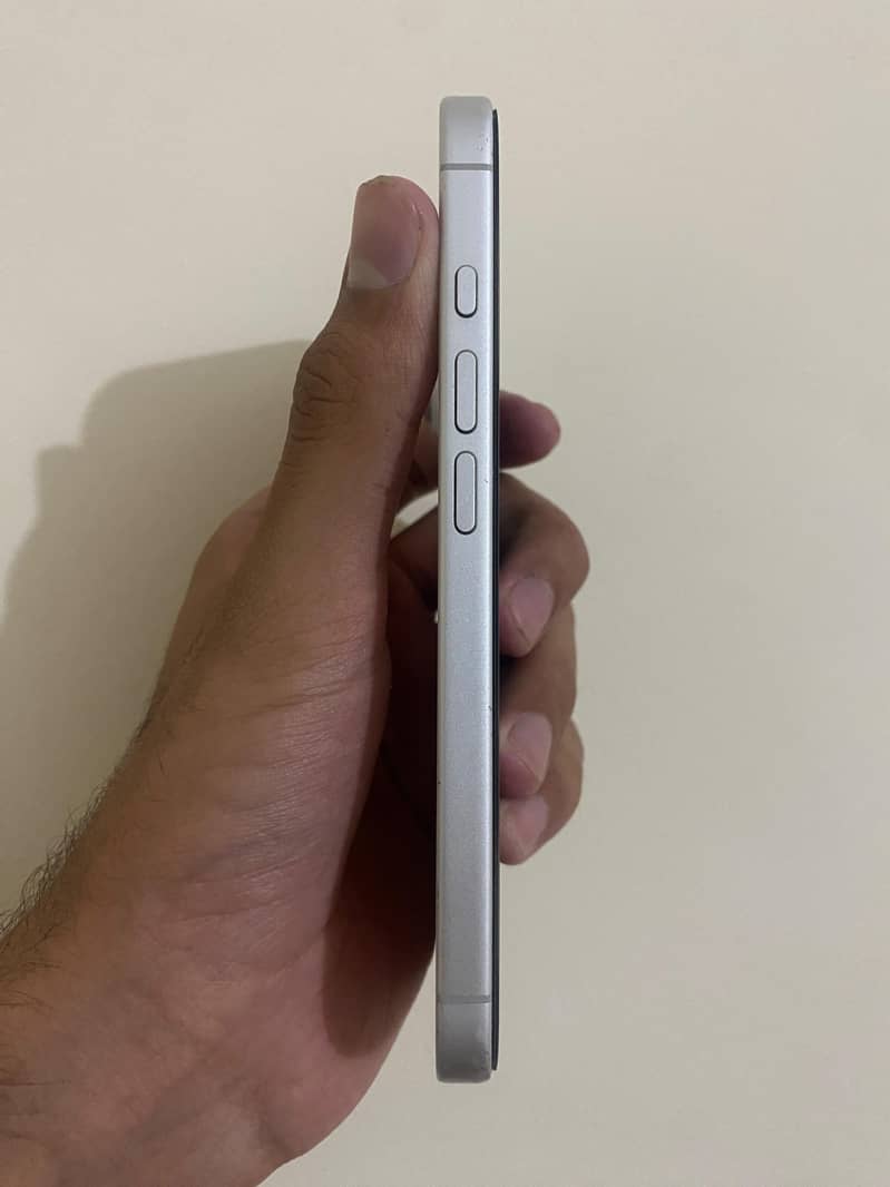 Apple iPhone 16 3