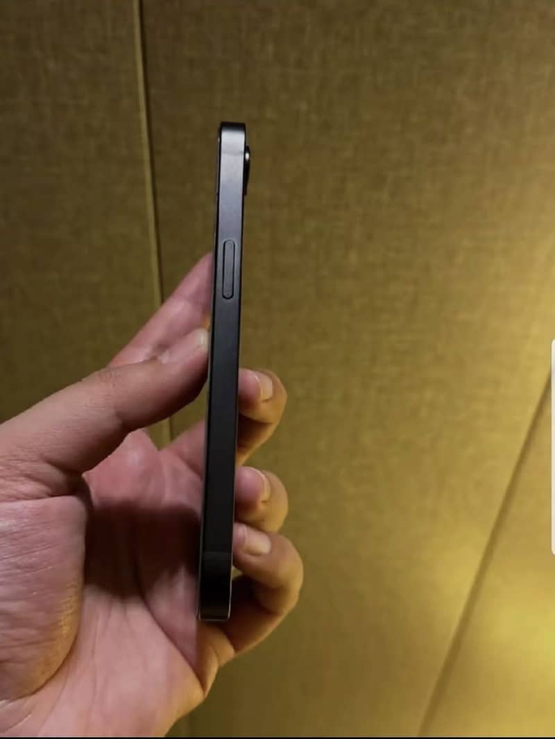 Apple iPhone 16e 1