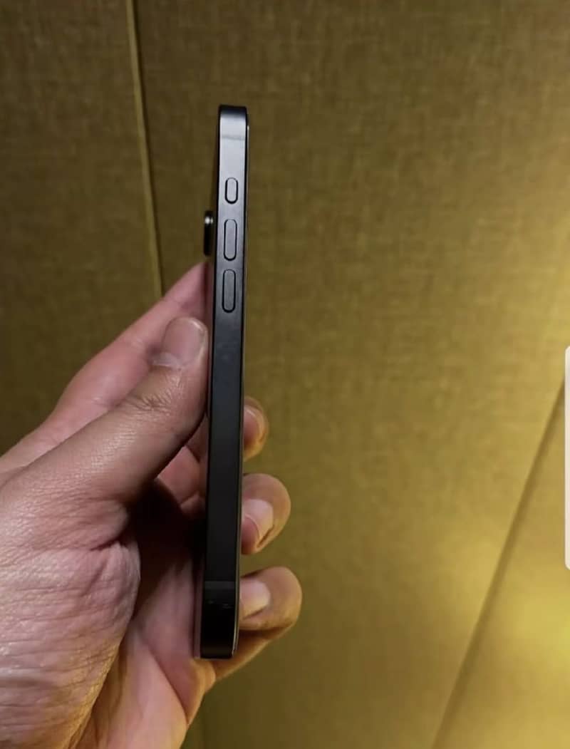 Apple iPhone 16e 2