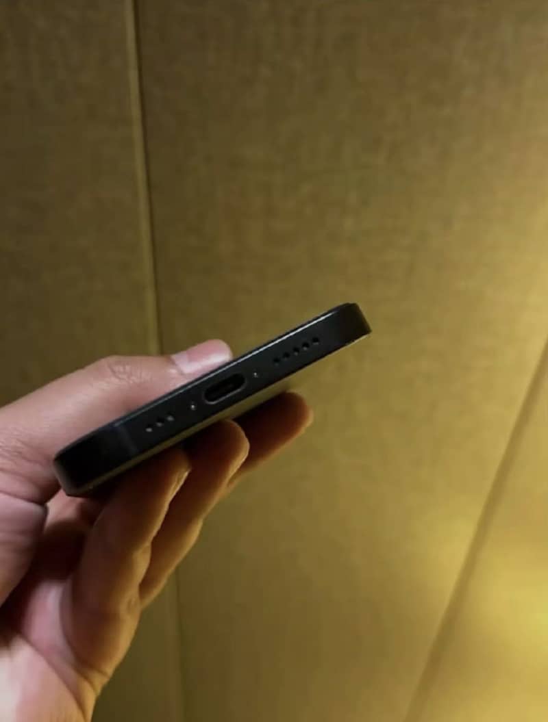 Apple iPhone 16e 3