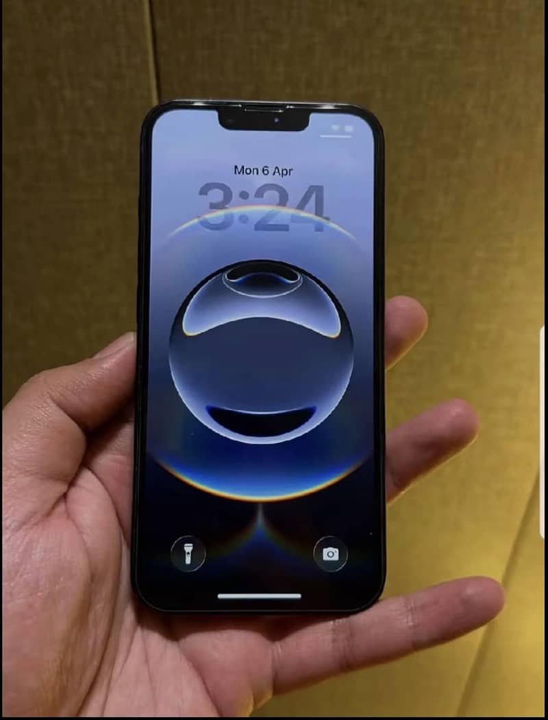 Apple iPhone 16e 4