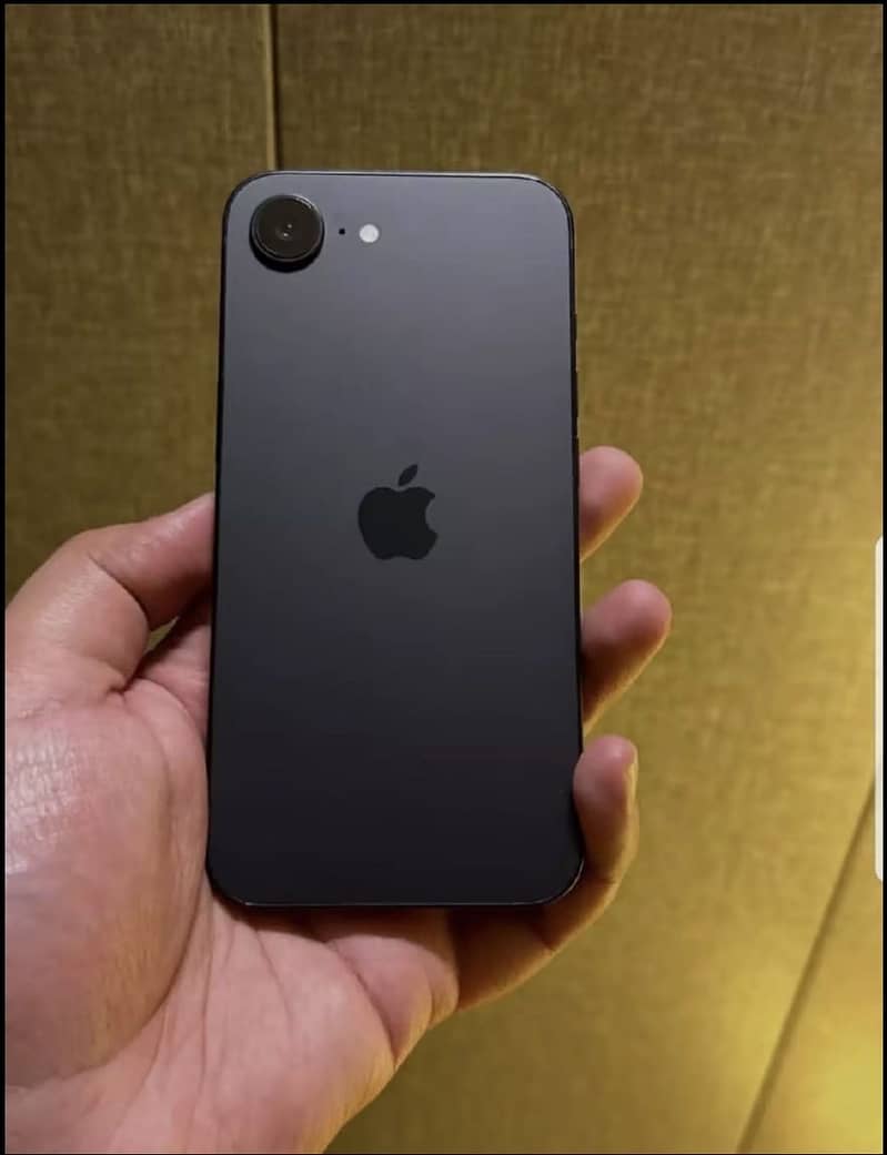 Apple iPhone 16e 5