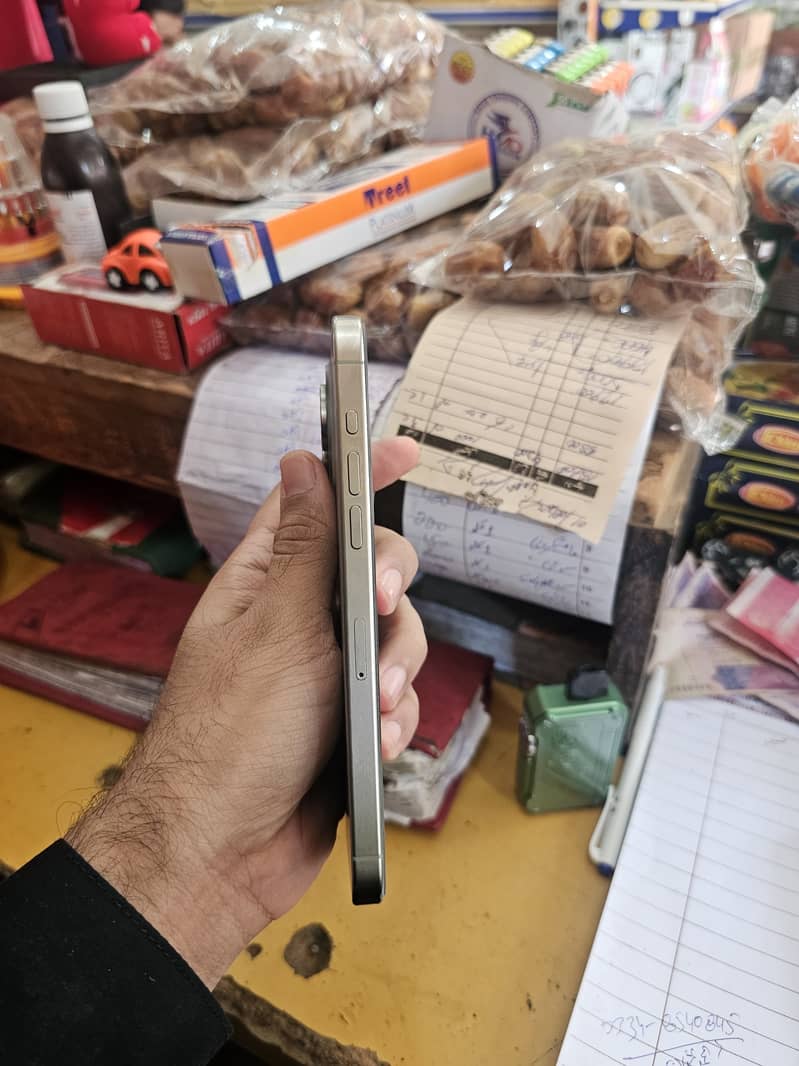 Apple iPhone 15 Pro Max 4