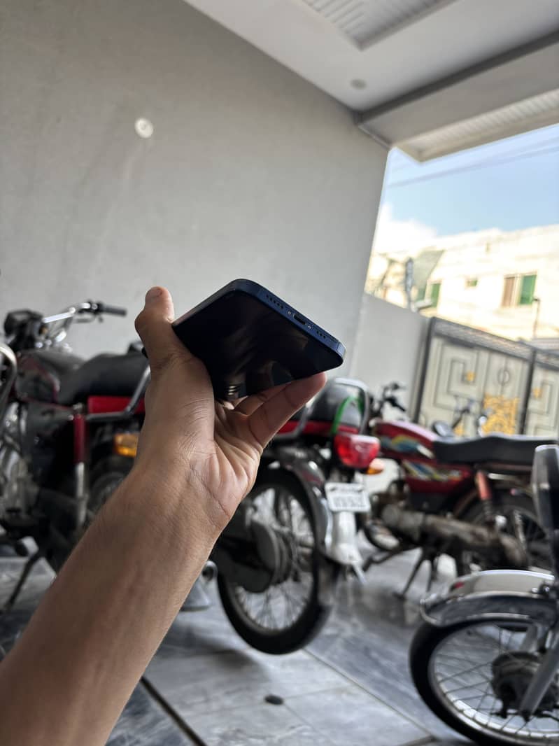 Apple iPhone 12 3
