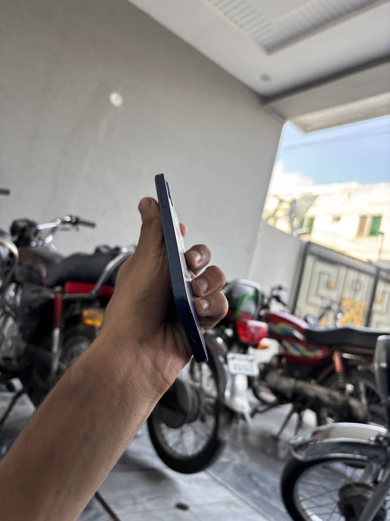 Apple iPhone 12 4