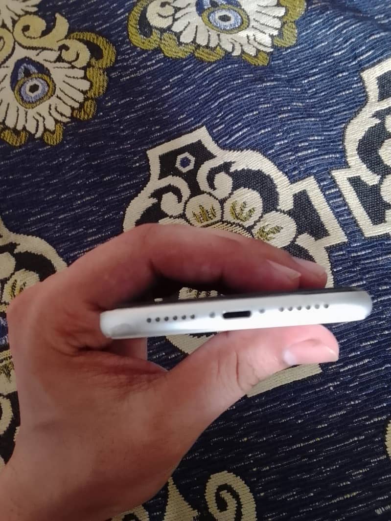 Apple iPhone 11 3
